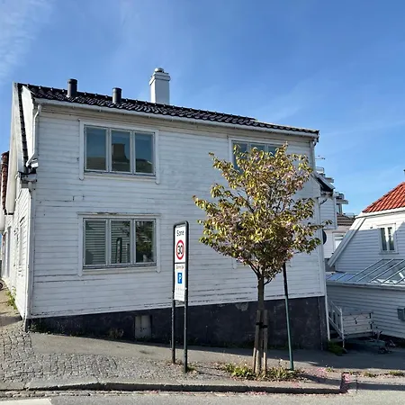 Romslig Og Velutstyrt Leilighet I Gamle Апартаменты